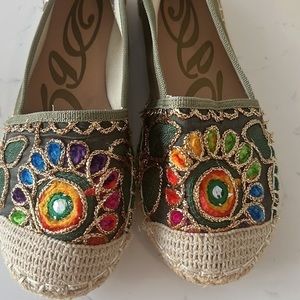 Embroidered Flats Vegan size 7‎